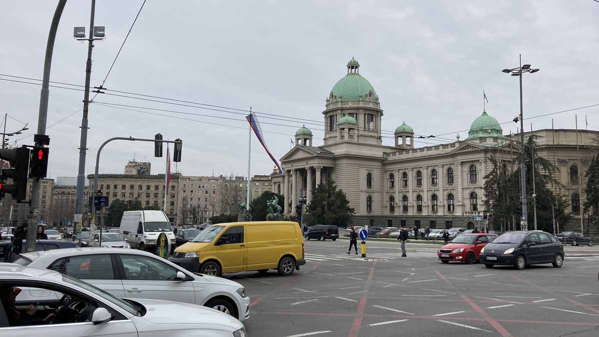 V Srbsku začaly předčasné parlamentní volby, favoritem je Vučićova strana